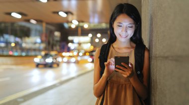 Cep telefonunuzun çalışan kadın