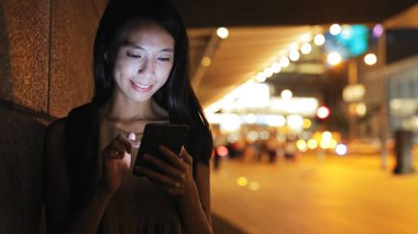 Şehir içinde hareket eden telefon, arayan kadın