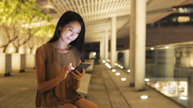 Cep telefonu kullanan kadın