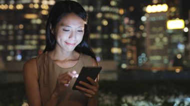 Cep telefonu kullanan Asyalı kadın. 