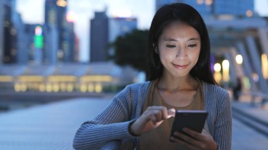 Cep telefonu kullanan kadın