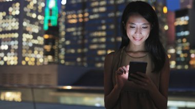 Kadın manifatura bir şey üzerinde cep telefonu