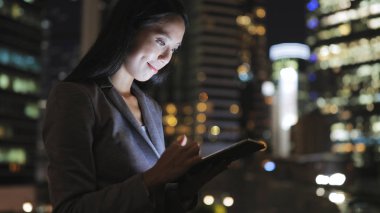 Dijital tablet kullanan iş kadını 