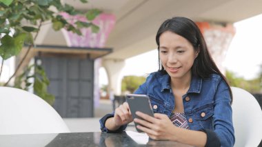 Cep telefonu kullanan genç kadın. 