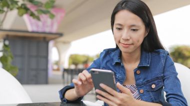 Cep telefonu açık kafede kullanan kadın