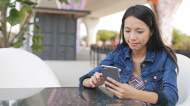 cep telefonu kullanan kadın 