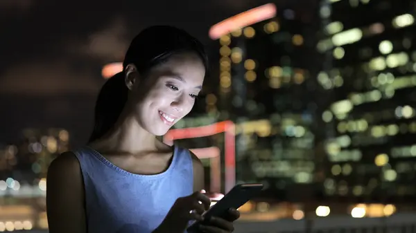 Ázsiai nő használ smartphone éjjel — Stock Fotó