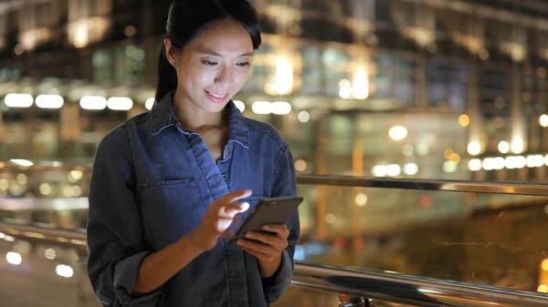 Mulher chinesa usando smartphone à noite — Fotografia de Stock