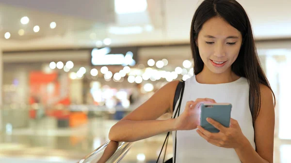 Nő mobiltelefon segítségével shopping mall — Stock Fotó