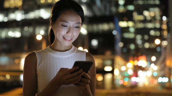 Mujer trabajando en smartphone en la ciudad —  Fotos de Stock