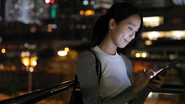 Mulher assistindo no celular à noite — Fotografia de Stock