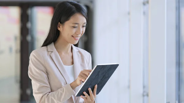 Zakenvrouw met tablet op kantoor — Stockfoto