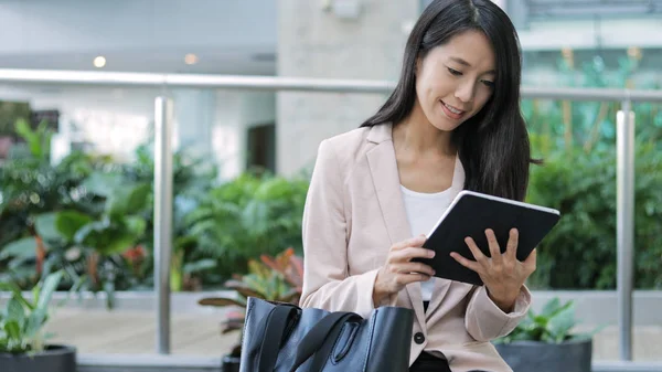 Cep telefonu kullanan iş kadını