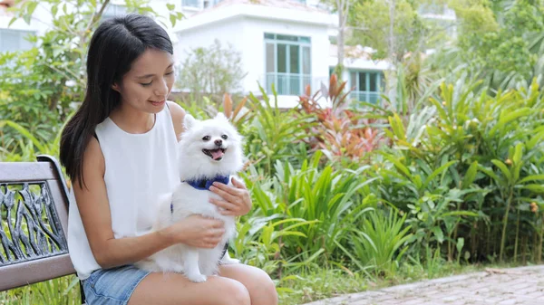 Kadın köpeğini parka gitmek 