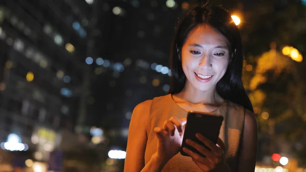 Jonge vrouw met smartphone — Stockfoto