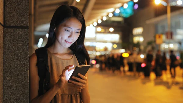 Kadın telefonda şehir bulma