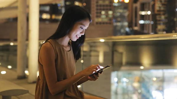 Donna che utilizza smartphone in città — Foto Stock