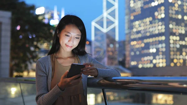 Akıllı telefon kullanan kadın 