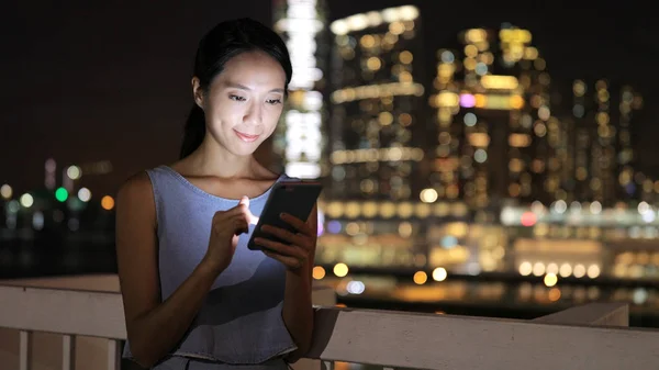 Mulher usando smartphone em Hong Kong — Fotografia de Stock