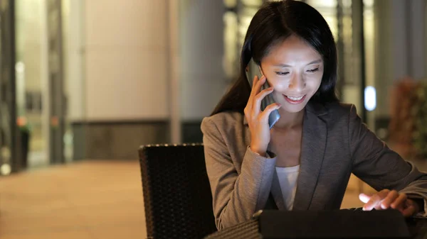 Mujer de negocios usando tableta y hablando por teléfono celular —  Fotos de Stock