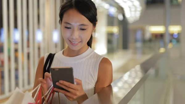 Mujer usando teléfono celular —  Fotos de Stock