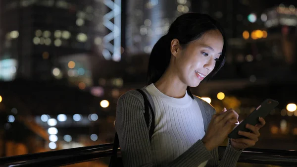 Junge Frau nutzt Smartphone — Stockfoto