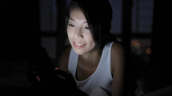 Mujer usando smartphone en casa — Foto de Stock