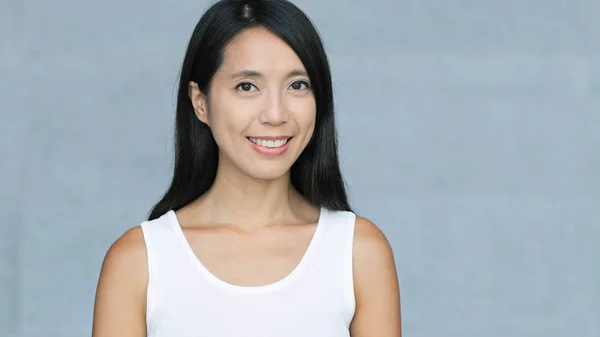 Asiático jovem mulher sorrindo para a câmera — Fotografia de Stock