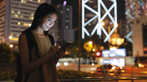 Wanita yang menggunakan ponsel — Stok Foto