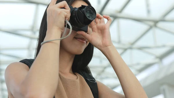 Female photographer taking photo — Stock Photo, Image