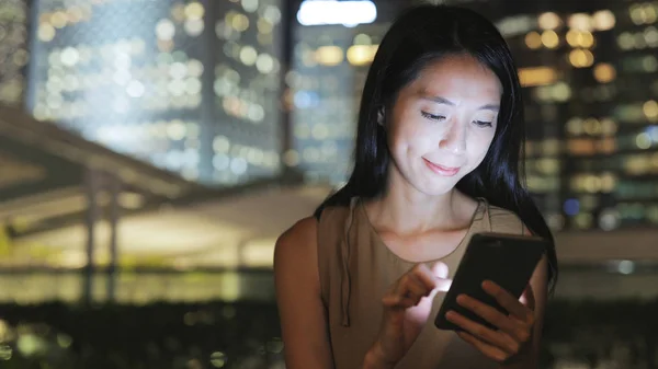 Mujer mirando el teléfono móvil — Foto de Stock