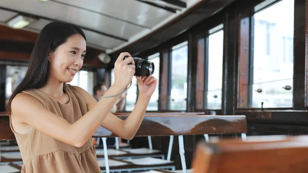 Reisender fotografiert auf Fähre — Stockfoto