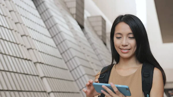 Mujer tomando fotos con teléfono celular —  Fotos de Stock