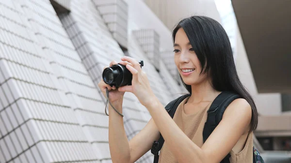 Woman taking photo with digital camera — Stock Photo, Image