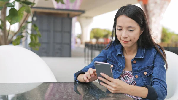 cep telefonu kullanan kadın 