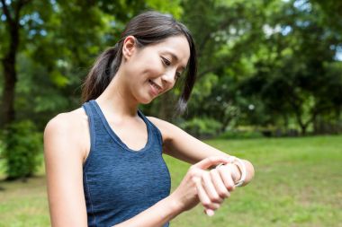 Smartwatch kullanan spor kadın