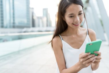 Cep telefonu kullanan kadın