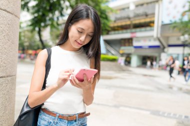 Akıllı telefon kullanan kadın