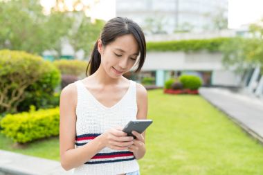 Cep telefonu kullanan öğrenci