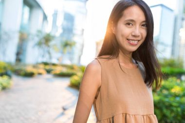 Günbatımı altında Asyalı kadın