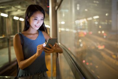 Şehirde cep telefonu kullanan bir kadın.