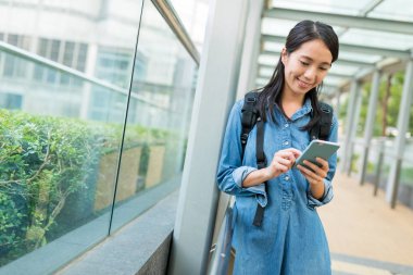 Sokakta Smartphone kullanarak öğrenci