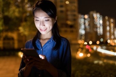 Smartphone kullanarak şehirde geceleri öğrenci