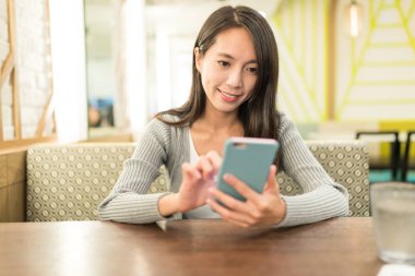 Kadın cep telefonu Restoran'a sms gönderme