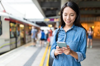 Akıllı telefon kullanan kadın