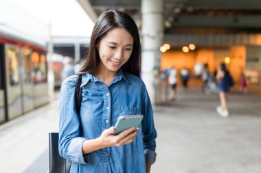 Cep telefonu kullanan kadın