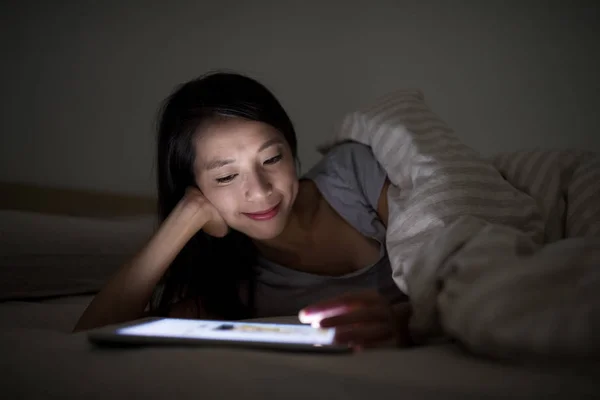 Wanita yang menggunakan komputer tablet digital — Stok Foto