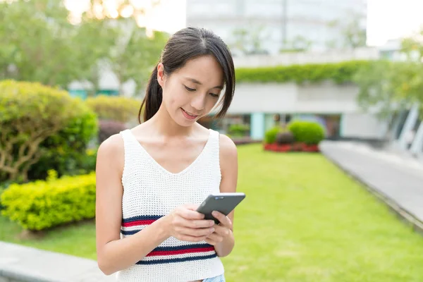 Cep telefonu kullanan öğrenci