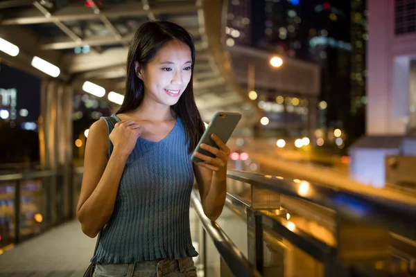 Frau arbeitet am Smartphone — Stockfoto