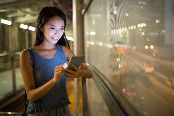 Şehirde cep telefonu kullanan bir kadın.